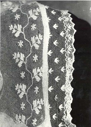 Detail einer Haube der Bautzener Tracht : Bildende Volkskunst - Flachsfaser. Haube der Bautzener Tracht.