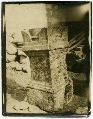 Grab Altar in geras [dscherasch, djerasch, Gerasa], PJB [Palästinajahrbuch] 1909, S. 24 [findet sich nicht so im PJB 1909, daher wohl Jahresangabe 1911 korrekt]