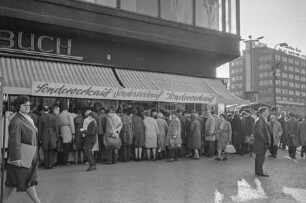 Andrang beim Bücher-Sonderverkauf am Alexanderplatz, 1965. SW-Foto © Kurt Schwarz.