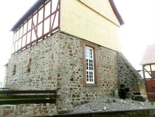 Michelsberg-Evangelische Kirche - Langhaus von Nordwesten (romanisch gegründet) mit Fachwerkaufsatz (Speicherboden 17 Jhd) sowie Strebepfeiler im Südwesten