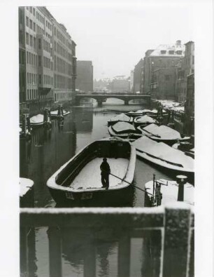 Hamburg. Winter 1953. Mit Kohle beladene Schuten auf dem dem Alsterfleet, dem Hauptabluss der Binnen- und Außenalster in die Elbe. Die Schuten sind schneebedeckt