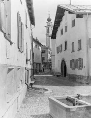 Samaden, Ortsansicht : Samaden, Oberengadin (Samedan/Schweiz). Blick durch eine Gasse zur Kirche