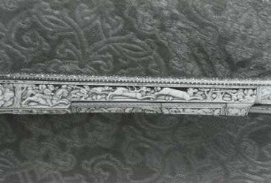 Radschloßpistole : Radschloßpistole. Detail: Lauf mit Jagdszenen, Renaissanceornamenten und figuralen Darstellungen. Süddeutschland, 1557. Silber und Gold, tauschiert, Hirschhorn, belegt; Länge 61 cm. Staatliche Kunstsammlungen Dresden (SKD), Rüstkammer 441