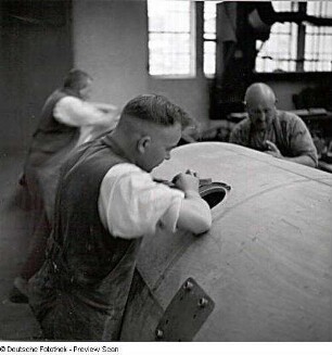 Rostock-Warnemünde. Ernst Heinkel Flugzeugwerke Warnemünde. Arbeiter bei der Montage eines Flugzeuges