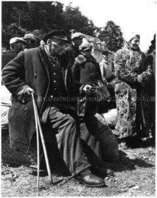 Meißen, Vertriebene aus Ostpreußen warten auf ihre Wohnraumzuweisung, 9. Juni 1947