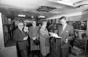 Freiburg: Amerikahaus, Übergabe eines Bibliothekswagens, Gruppe im Bibliothekswagen