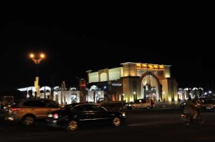 Bahnhof am Abend : Das neue Bahnhofsgebäude von Marrakesch, aufgenommen am 04.11.2008