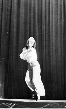 Wintergarten: Maria Valente tanzend in Hosen