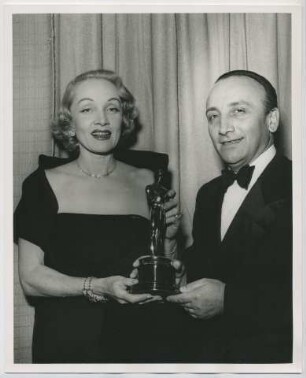 Marlene Dietrich überreicht dem Italienischen Konsul Dr. Mario Ungaro den Oscar für "Die Mauern von Malapaga" (mit Jean Gabin) als bestem fremdsprachigen Film (Los Angeles, März 1951) (Archivtitel)