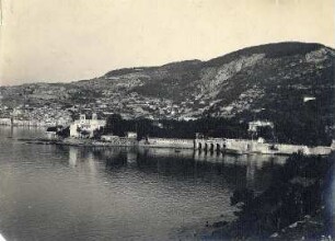 Villefranche bei Nizza, Frankreich. Buchtlandschaft mit Stadt und Hafen