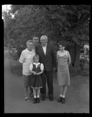 Drei Generationen, Spreewiese (Erna, Gerhard und Sohn Mirko Matschie mit seinen Töchtern)