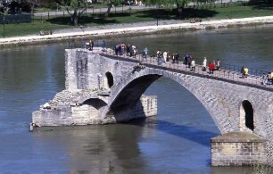Avingnon - Historische Brücke : Die historische Brücke über die Rhône. Aufgenommen 2001 in Avignon
