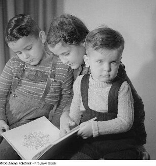 Familienporträt Mutter mit ihren drei Kindern