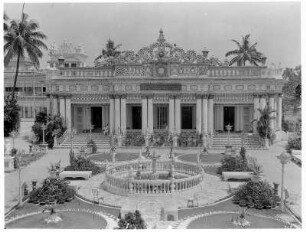 Kalkutta (Indien). Jaintempel. Haupteingangsseite über das Rondell