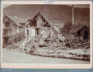 Vom Hochwasser am 30./31. Juli 1897 zerstörte Wohnhäuser, links das des Kaufmanns Görne, in Deuben (Freital)
