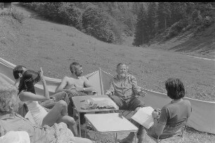 Čičmany. Akt-Pleinair 1980. Günter Rössler, Eva Mahn, vermutlich Peter Söllner, Volkhard Wilhelm, Roger Rössing und Claus Baumann während einer Besprechung