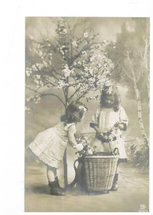 2 Mädchen mit Blumensträußen