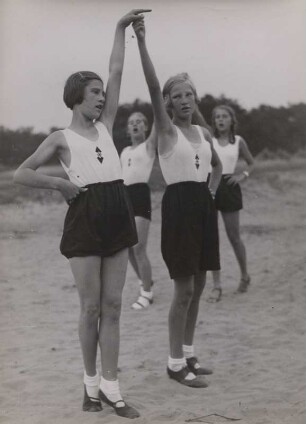 BDM-Mädchen tanzen am Strand