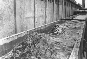 Pneumatische Wellenbrecher für Seebagger: Welle nach Durchlaufen des pneumatischen Wellenbrecher am Ende der Rinne