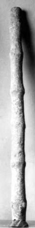 Knotiger Rundstab, an einem Ende gebrochen (vermutlich Fragment einer Bronzestatue)