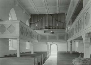 Klingenberg-Ruppendorf, Dorfkirche (Umbau 1674). Inneres nach Westen gegen Orgelempore mit zweimanualiger Orgel II/26 (1933; Barth & Boscher)