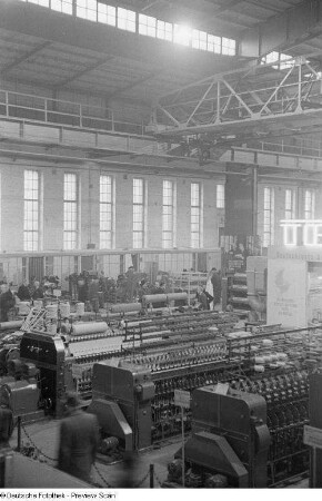 Innenansicht der Textima-Messehalle mit Textilmaschinen