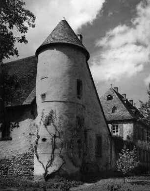 Dirmstein. Wasserschloss der Wormser Bischöfe (1523/1600). Teilansicht mit Eckturm