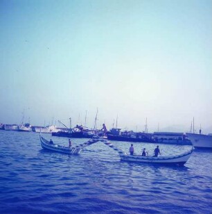Bucht von Cannes. Blick auf zwei "Joutiers" beim historischen Fischerstechen stehend auf der Barke
