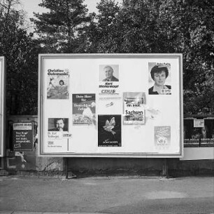 Freistehende Werbetafel mit Plakaten der Parteien/Listenverbindungen CDU, F.D.P., Neues Forum/Bündnis/Grüne, Christliche Liga, NPD, PDS, SPD, CDU