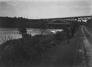 Brücke über den "Victoria-Nil" : Brücke über den "Victoria-Nil" bei Jinja