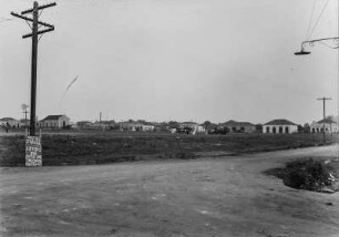 Straßenkreuzung : Eine Straßenkreuzung in Bálsamo. Im Hintergrund Wohnhäuser.