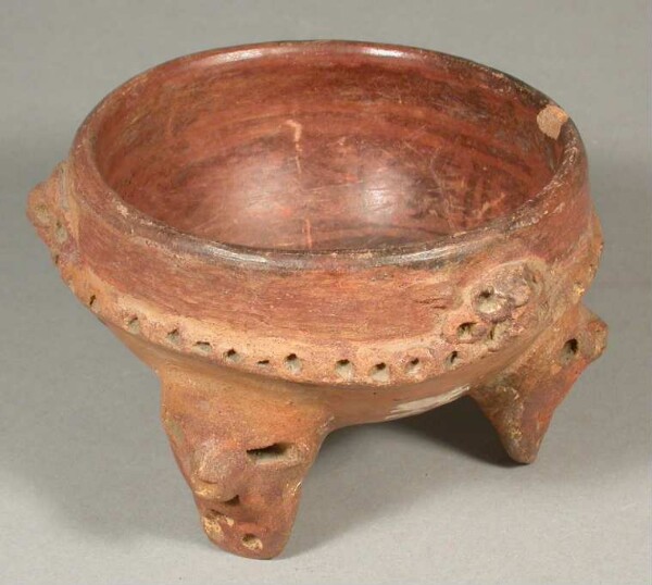 Tripod bowl made of clay