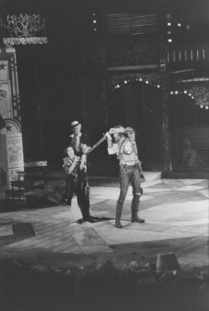Szenenbilder aus "Don Quichotte", Comédie-héroique in fünf Akten von Jules Massenet nach Miguel de Cervantes. Komische Oper Berlin, Premiere 03.10.1971. Mit der Rosinante von Eddy Fischer.