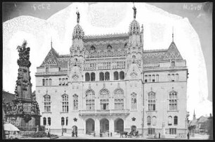 Budapest. Königl. Ung. Finanz-Ministerium und Dreifaltigkeitssäule
