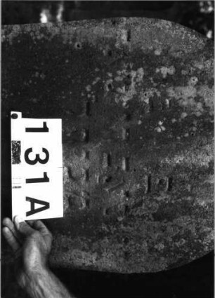 Grabstein 131 (Index: 100085484) Maße HxBxT: 107x54x15 cm Beschreibung: Stele, Rundbogenabschluß, Schriftfeld eingetieft mit Maßwerk auf Vorderseite: Grabstein 131A