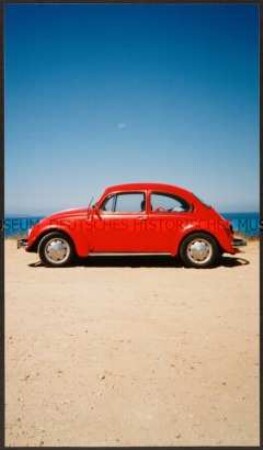 Roter VW-Käfer am Strand (Altersgruppe 18-21)