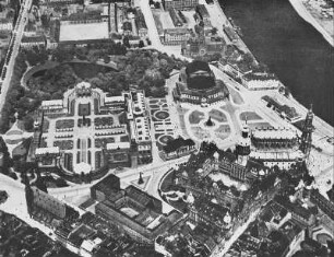 Dresden: Luftaufnahme mit Katholischer Hofkirche, Schloss, Sophienkirche, Zwinger und Oper, Luftbild-Schrägaufnahme von Osten