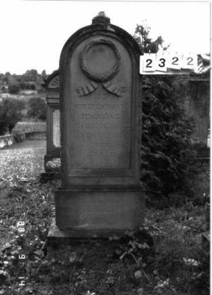 Grabstein 2322 (Index: 100097478) Maße HxBxT: 162x52x21 cm Symbolik: Trauerkranz: Grabstein 2322