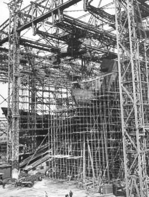 Werft Howaldt : Hamburg-Steinwerder. Howaldtswerke. Schiffsneubau in einem Trockendock