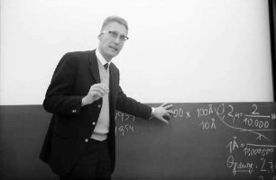 Freiburg: Biologisches Institut II, Prof. Dr. Peter Sitte beim Dozieren über das Elektronenmikroskop