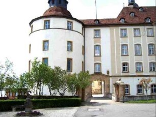 Ansicht von Osten auf Südost-Rundturm (ehemaliger Wehrturm-zu Wohnzwecken ausgebaut) mit anschließendem Osttrakt