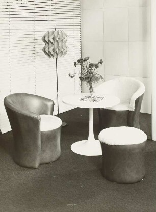 Hocker : Zwei Sessel, Hocker, Stehlampe und runder Tisch (1976)