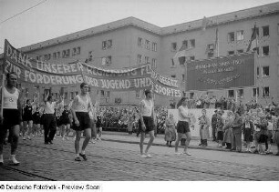 Sportler während einer Parade auf der Straße der III. Weltfestspiele (heutige Jahnallee)