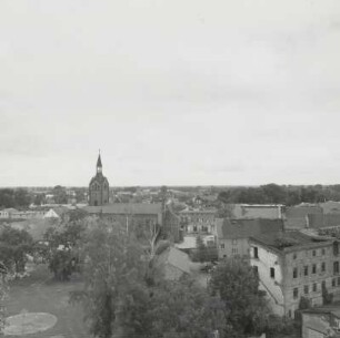 Peitz, Stadtansicht : Peitz. Marktplatz mit Stadtkirche. Blick vom Festungsturm nach Nordwesten