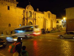 Cusco - Plaza de Armas am Abend mit Kirche : Der Hauptplatz, Plaza de Armas, am Abend mit der Kirche La Merced. Aufgenommen am 29. August 2011 in Cusco