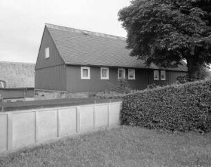 Schöneck, Kärrnerstraße 4. Vierseithof. Nebengebäude (?). Ansicht mit Einfriedung