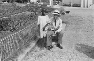 Reisefotos Haiti. Port-au-Prince. Der Fotograf Franz Grasser mit einem einheimischen Jungen