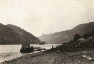 Elbe mit Anlegestelle bei Schmilka