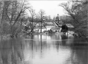 Ostritz. Zisterzienserinnenabtei Klosterstift St. Marienthal (um 1230 gegründet). Blick über die Neiße