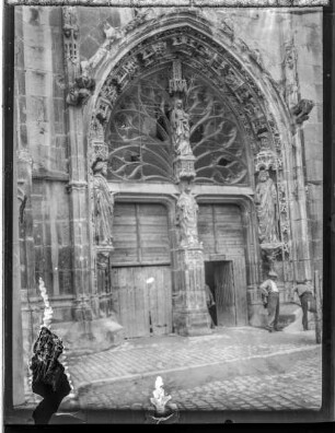 Kathedrale, Portal - Heiligenfiguren auf Säulen